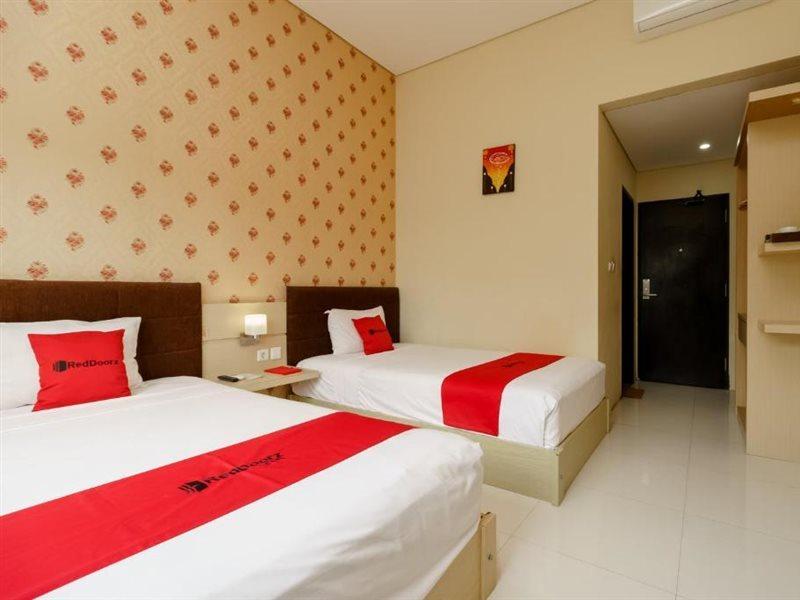 Reddoorz Plus Near Sangkareang Park Mataram Buitenkant foto